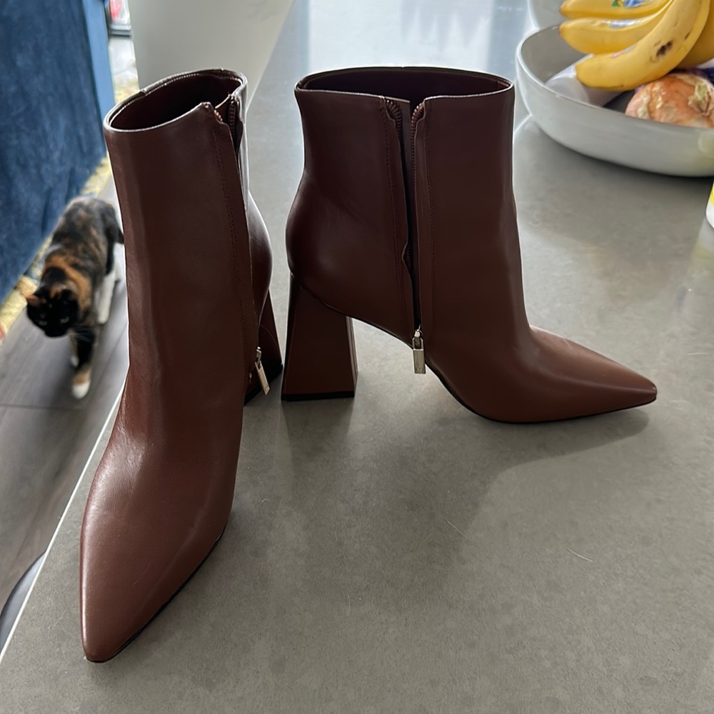 Marc fisher booties 8.5 like new condition brown